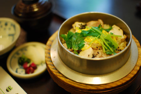 出发前，补充体力。传说中的美味小锅什锦饭“志津香”，此行必吃！