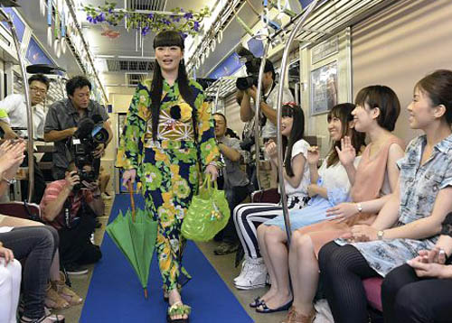 大阪地铁列车里的夏季浴衣和泳装时装秀。
