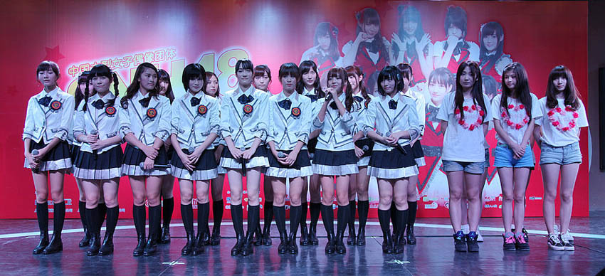 SNH48成员在剧场内接受媒体群访