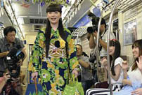 日本大阪行驶中的地铁列车上举行夏季浴衣泳装秀