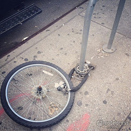 这就是贝嫂在纽约被偷自行车所剩下的一个轱辘