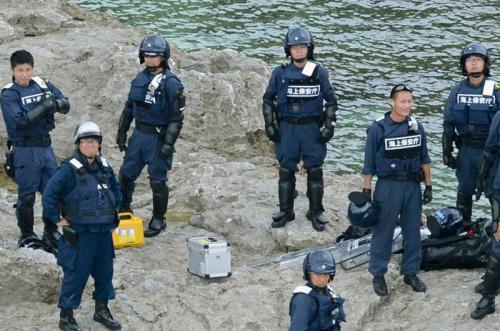 2012年9月22日，日本十余名警察非法登上钓鱼岛，阻止中国台湾保钓团体登岛。中国外交部表达强烈抗议。（资料图）