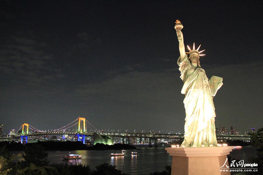 12日，东京彩虹桥亮起彩灯庆祝东京申奥成功。