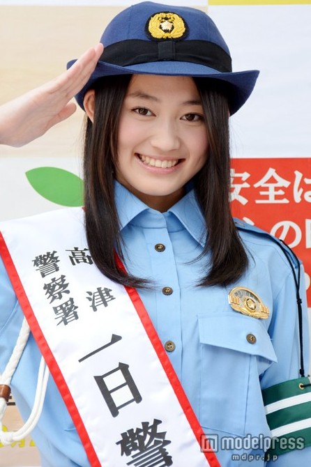 日本国民美少女吉本实忧身着警服宣传交通安全