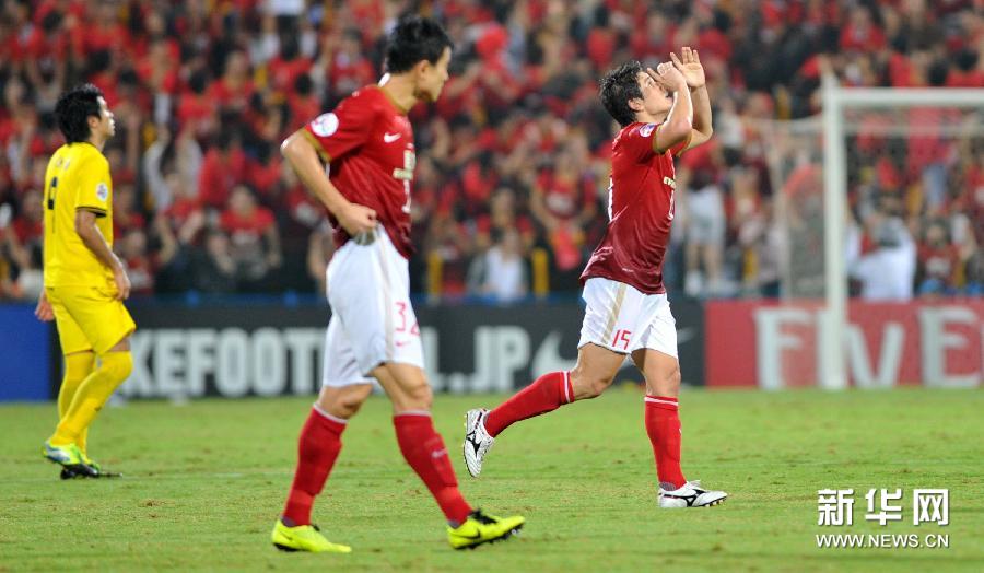 9月25日，广州恒大队球员孔卡（右一）在比赛中庆祝进球。