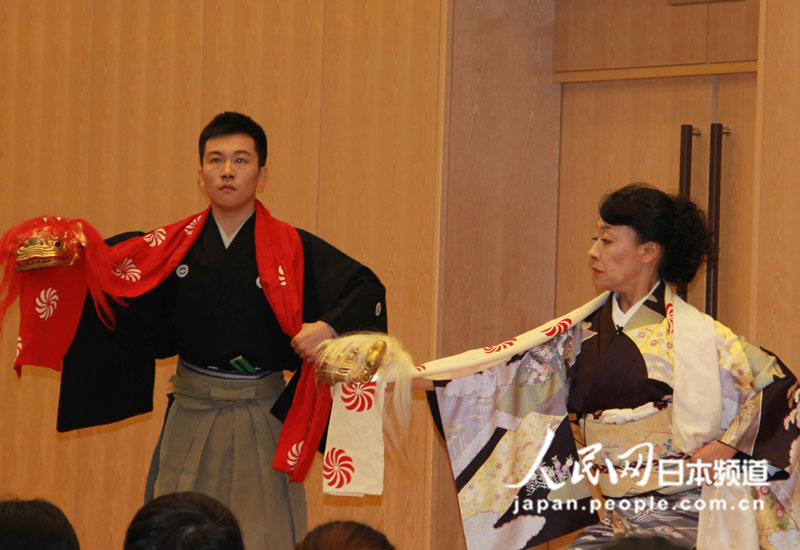 藤间万惠女士与自己的中国弟子共同表演日本舞踊