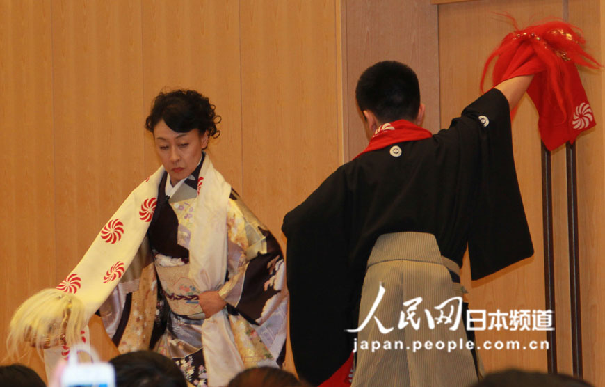 藤间万惠女士与自己的中国弟子共同表演日本舞踊