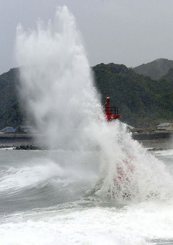 强台风“韦帕”袭击日本 全国交通陷入混乱状态【8】