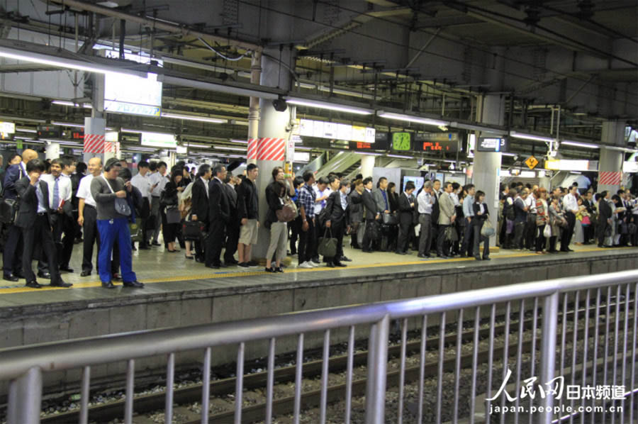 16日，东京品川车站内大量乘客滞留。