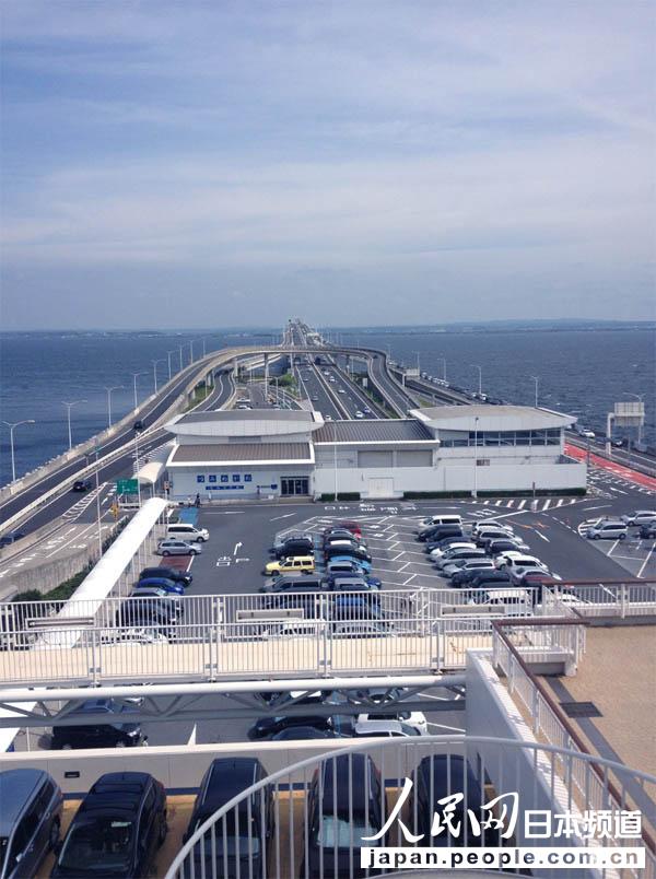 东京湾中心，海底隧道和桥梁连接处的休息区，只有驾车才能到达。