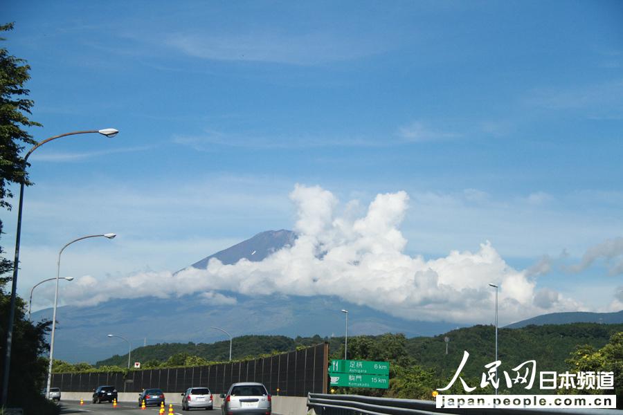 高速公路上看到的富士山。