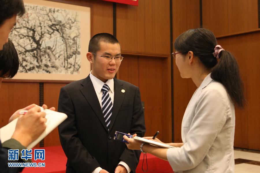 11月1日, 在日本东京，勇救日本落水儿童的中国留学生严俊接受记者采访。