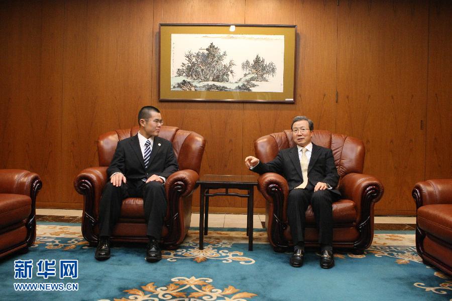 11月1日, 在日本东京，中国驻日本大使程永华（右）会见在日中国留学生严俊。