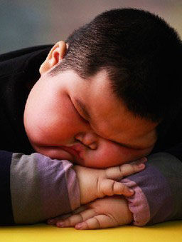 日本难觅大腹便便的胖墩儿？联合国粮农组织发表的最新报告，美国肥胖率为31.8%，而日本的肥胖率只有4.5%，在发达国家当中肥胖率最低。