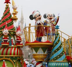东京迪士尼推出圣诞节活动米老鼠模仿圣诞老人