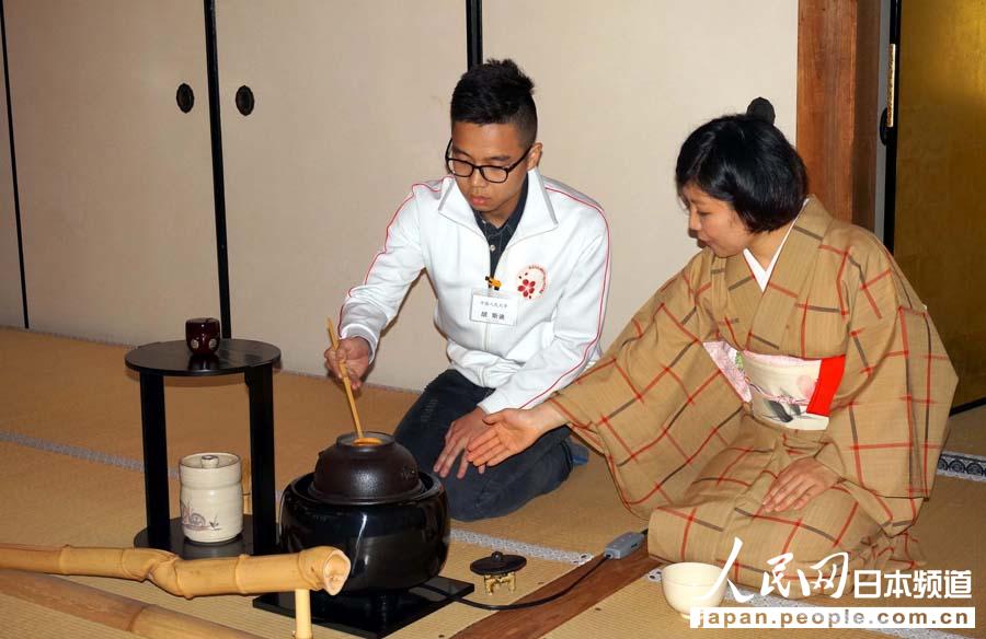 高台寺的茶道老师向中国学生传授茶道知识