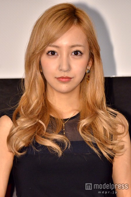 AKB48毕业生板野友美改走性感路线 媒体称其