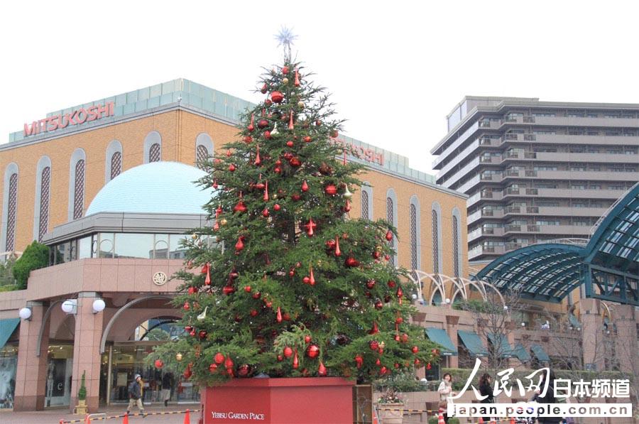 东京都内一处商业区从10月底开始数起一株高约10米的圣诞树。（赵松 摄）