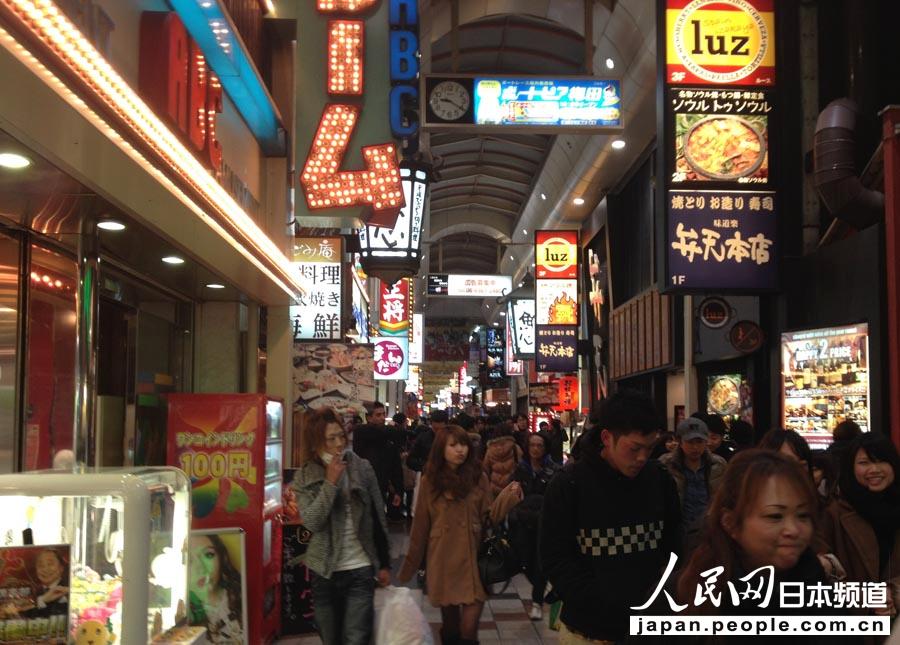 Capsulehotel inn Osaka位于大阪车站附近的一条繁华商业步行街上。