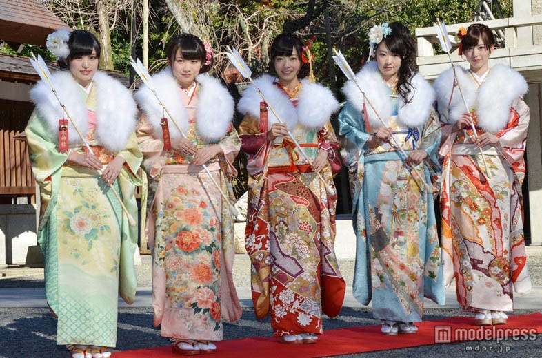 乃木坂46五名成员身着华丽和服参加成人式