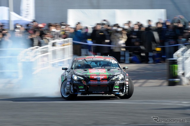 D1跑車在東京改裝車展特設會場上高調秀威力
