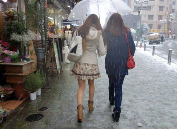 日本女生不惧严寒 冰雪寒风中依然短裙上阵【5】