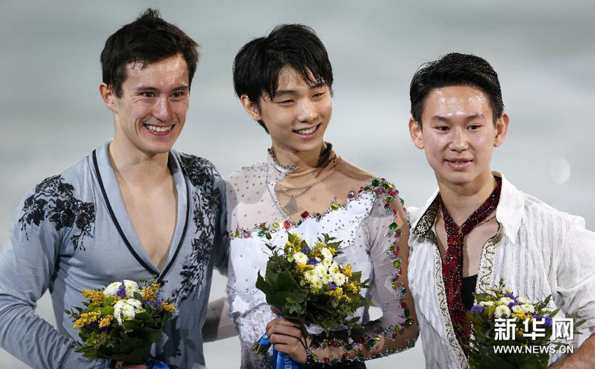 当地时间 2月14日，日本选手羽生结弦（中）、加拿大选手陈伟群（左）和哈萨克斯坦选手丹尼斯・坚在献花仪式上。 　