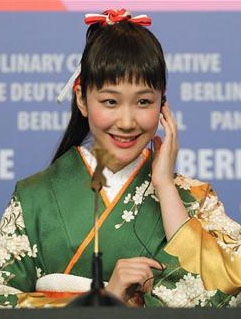 【策划・90后影后黑木华】继左幸子、田中绢代、寺岛忍之后，黑木华成为获柏林电影节最佳女主角的第四位女演员，也是日本电影史上获此荣誉的最年轻女演员。