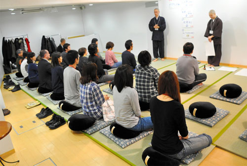 日本东京:民众与年轻僧侣交流坐禅心得引关注