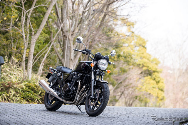 本田发售小幅改良版大型摩托车CB1100