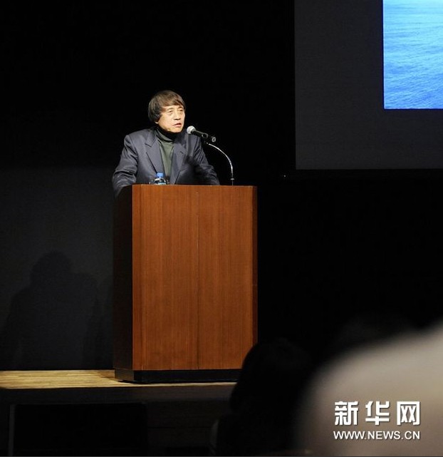 日本著名建筑家 、普利兹克奖等多项建筑学界大奖获得者安藤忠雄4月25日在东京纪伊国屋sazan剧场举行演讲。新华网记者杨汀摄