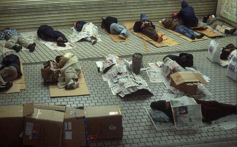 在新宿地铁站，生活着一群流浪者，他们的房子是一个个纸箱。