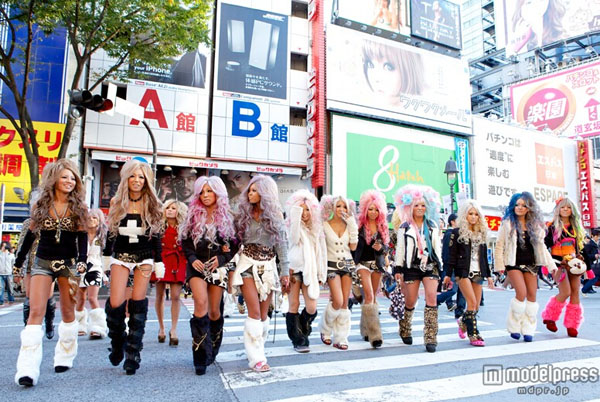 日本时尚流行亚文化:10年黑妞妆点时尚大街涉