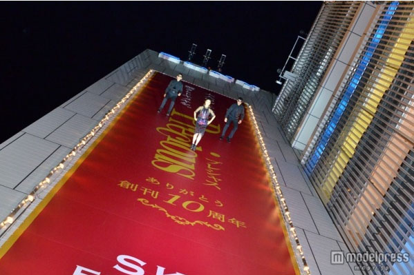 日本举行高空时装秀 模特身吊威亚墙面走T台