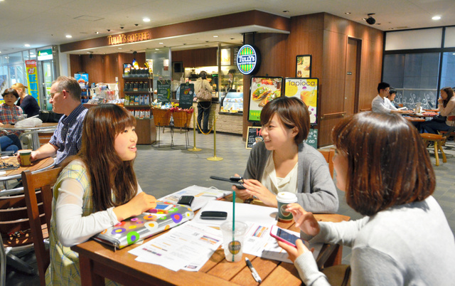 日本时尚咖啡厅入驻校园 星巴克在三所大学开