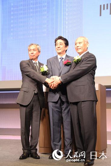 10日，森大厦社长�y慎吾（左）、日本首相安倍晋三（中）、东京都知事舛添要一（右）在虎门HILLS开业典礼上。