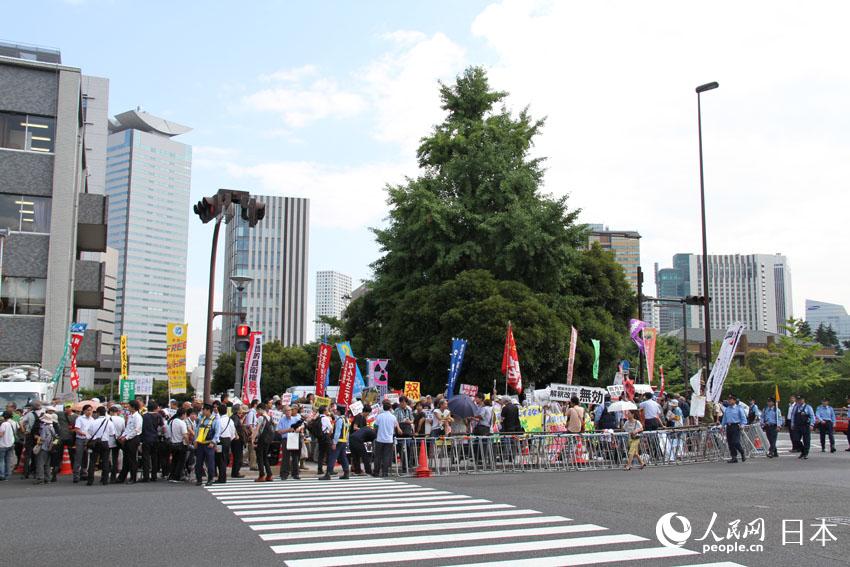 组图：日本民众1日继续在首相官邸外抗议解禁集体自卫权【3】