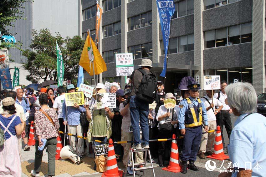 组图：日本民众1日继续在首相官邸外抗议解禁集体自卫权【4】