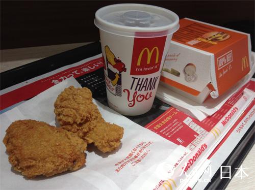 23日，东京一家麦当劳餐厅，仍有鸡肉制品出售。