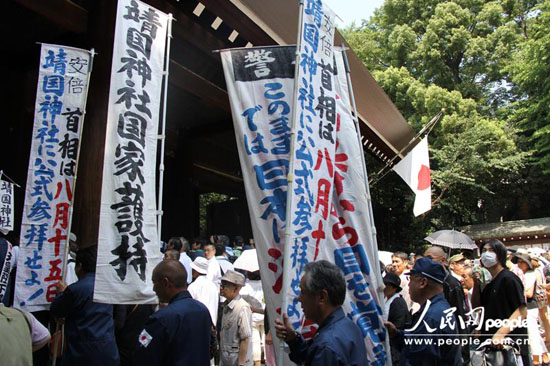 2013年8月15日，靖国神社前要求安倍参拜的日本右翼团体。