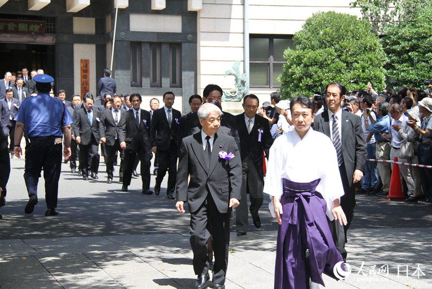 15日，大批日本国会议员集体参拜靖国神社