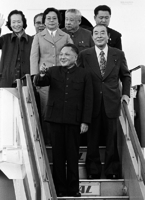 1978年10月22日，邓小平访问日本，成为第一位访问日本的国家领导人，图为下飞机的邓小平