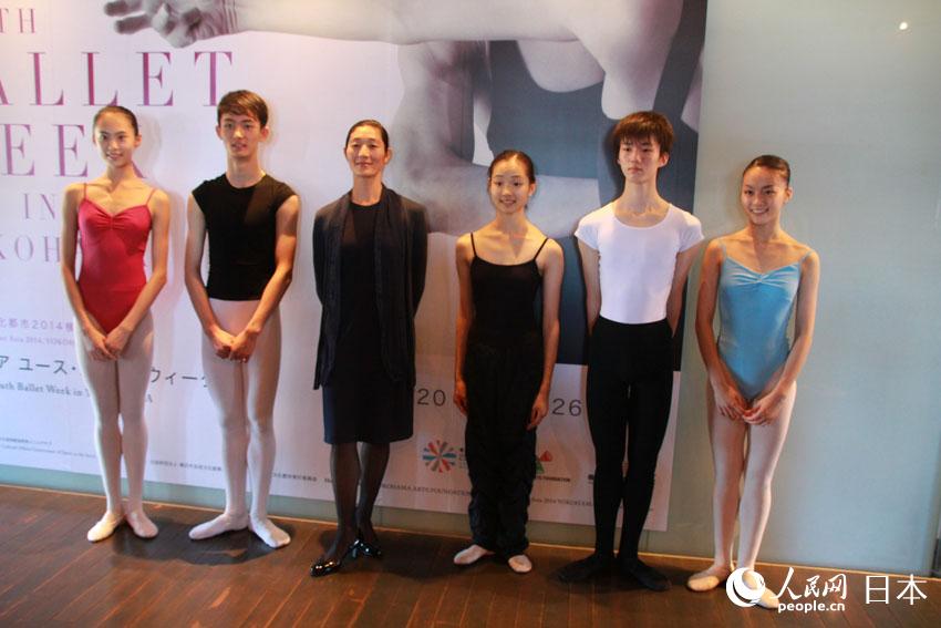中日韩三国芭蕾舞学员接受媒体采访