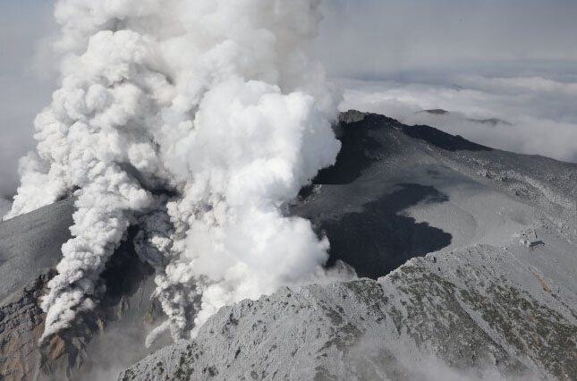 御岳火山喷发时的情景。源自《朝日新闻》网站