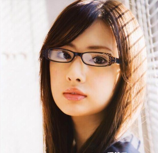 戴上眼镜会更可爱的日本女星:北川景子、绫濑