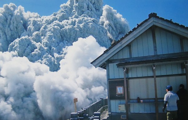 日本摄影师遇难前拍下火山爆发场面(图)