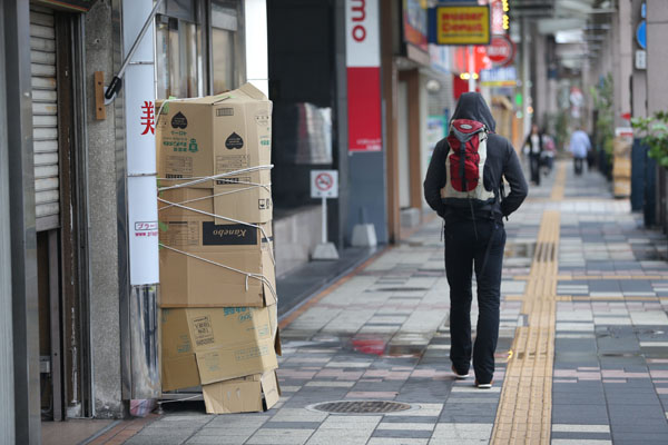 鹿儿岛市，为了防止被台风吹毁，一些商家将广告牌用纸板包住。（朝日新闻）