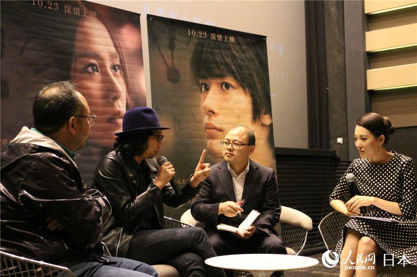行定勋导演（左二）和张一白导演（左一）在首映礼现场接受媒体采访。