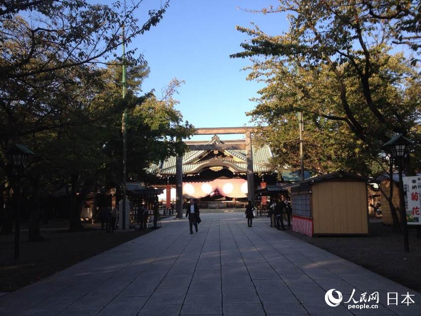 17日早上，日本所谓＂大家一起来参拜靖国神社国会议员团＂陆续进入靖国神社，将于当地时间17日8点开始参拜。