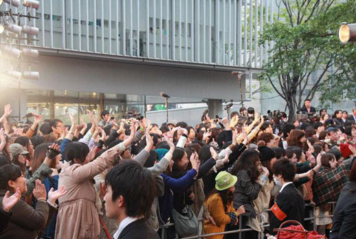 開幕式現場當地時間23日下午2:50電影節開幕。作為東京電影節的特別大使，嵐五人身著黑色禮服意外登場，在現場粉絲的尖叫聲中走完了紅毯，並宣布電影節開幕。 